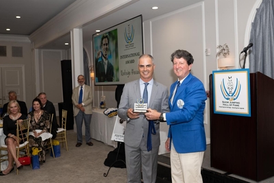 Rodrio Pessoa accepts the International Award KindMedia