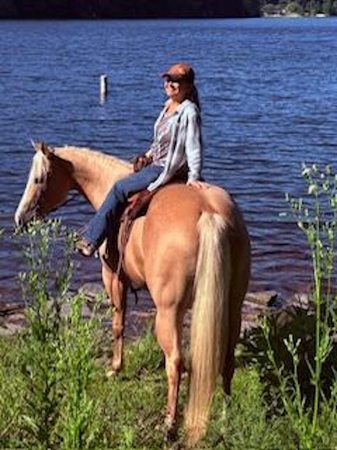 candid girl looking back on paloomino Danonich